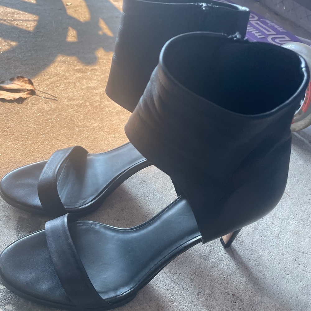 Black amazing Vince sexy sandals